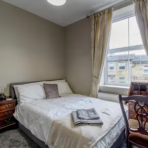 6 Dbl Bed, House Inc Parking Huddersfield
